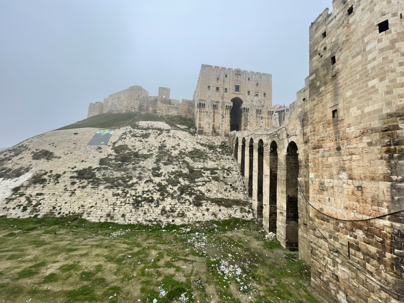 Eingangtor der Zitadelle von Aleppo in Syrien im Nebel